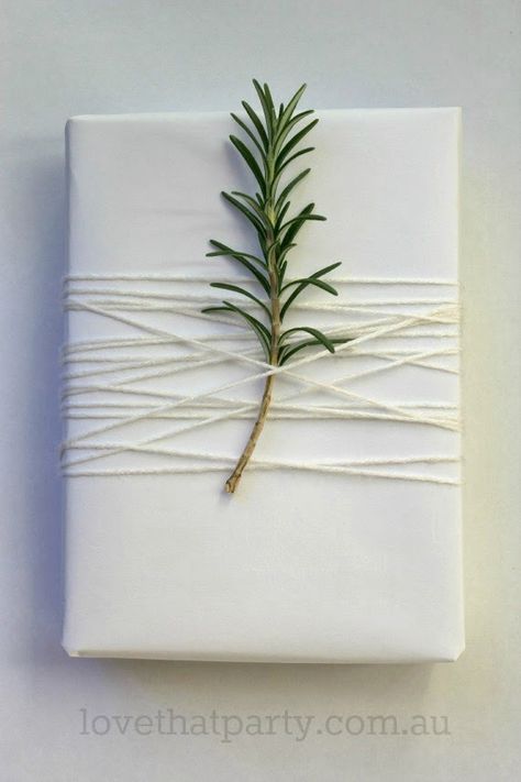 Simple White Christmas Gift Wrap 3w Creative Gift Wrapping, Navidad Diy, Present Wrapping, Wrapping Ideas, Scandinavian Christmas, Christmas Gift Wrapping, Christmas Wrapping, Christmas Inspiration, Diy Christmas Gifts