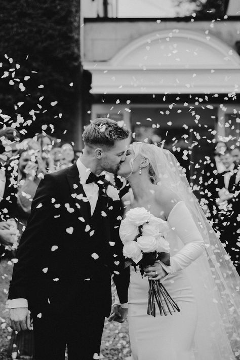 Black and white confetti photo at black tie wedding Weddings Pictures Ideas, Wedding Shots List, Couples Wedding Portraits, Kissing Wedding Photos, Photos Wedding Ideas, Black Tie Bouquet, Different Wedding Photography Styles, Wedding Dresses Detachable Sleeves, Elegant Wedding Pictures