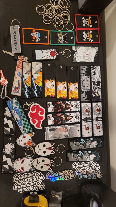 Anime Keychain Ideas, Anime Merchandise Accessories, Anime Keychains Diy, Keychains Anime, Anime Keychains, Anime Crafts Diy, Keychain Collection, Anime Diy, Paper Box Diy