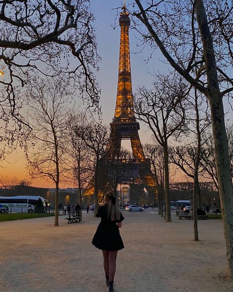 Photo of girl in front of the Eiffel tower in Paris Aesthetic Eiffel Tower Pics, Eifell Tower Photoshoot, Effie Tower Poses, Poses In Front Of Eiffel Tower, Eiffel Tower Picture Ideas, Paris Night Aesthetic, Paris Picture Ideas, Eiffel Tower Pictures, Quinceanera Pictures