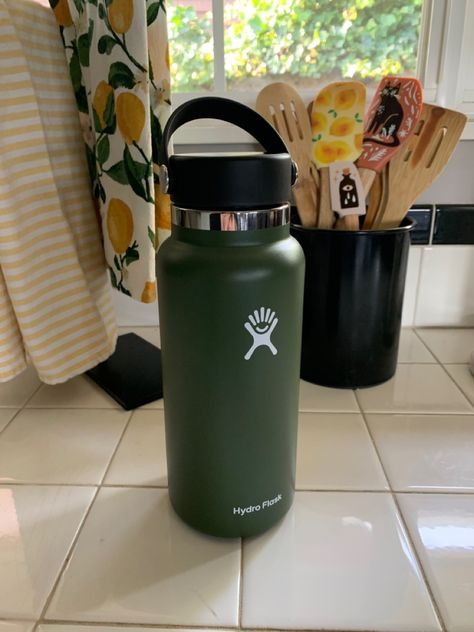 Dark Green Hydro Flask, Green Hydroflask Aesthetic, Olive Hydroflask, Dark Green Water Bottle, Green Hydro Flask, Green Hydroflask, Hydro Flask Aesthetic, Flask Aesthetic, Brr Basket