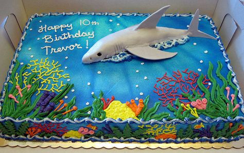 Coral reef cake. Wish I could have this kind of cake for my b-day! Under The Sea Sheet Cake, Shark Sheet Cake, Coral Reef Cake, Reef Cake, Cake Under The Sea, Aquarium Cake, Sea Birthday Cake, Shark Birthday Cake, Birthday Sheet Cake