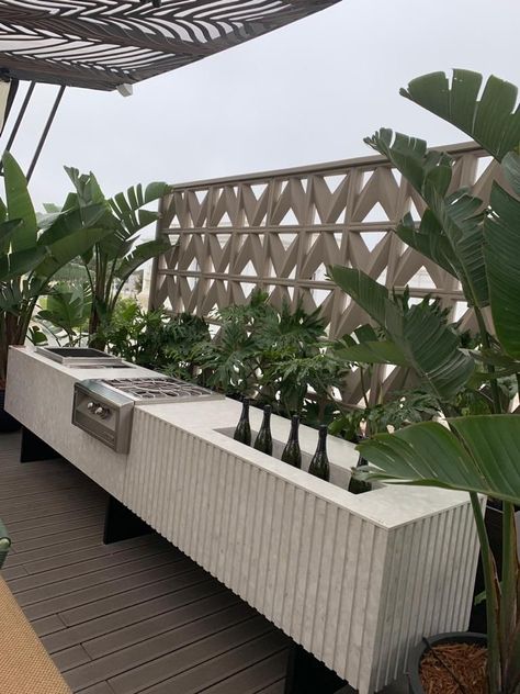 Modern Potting Bench, Miami Backyard, Rooftop Bbq, Barbacoa Jardin, Barbeque Design, Outdoor Patio Area, Outdoor Bbq Area, Modern Outdoor Kitchen, Outdoor Kitchen Decor