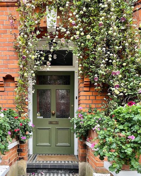 English Cottage Front Door Colors, Victorian Home Front Door, Green Front Door Ideas, Front Door Ideas Cottage, Amazing Front Doors, English Front Door, Plants By Front Door, English Cottage Front Door, Aesthetic Front Door