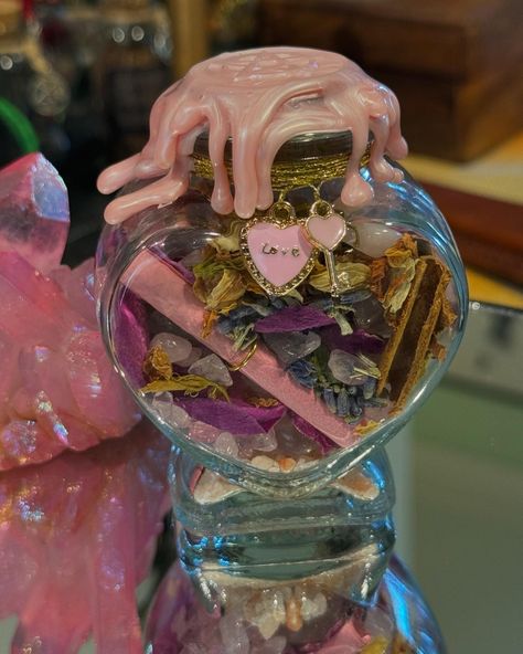 Embrace your inner beauty and cultivate a deep sense of self-love with our "Love Myself" Self-Love Spell Jar! This enchanting jar is crafted with a blend of powerful ingredients to help you nurture self-compassion, confidence, and inner peace. Perfect for your Wiccan altar or as a personal talisman, this spell jar is a beautiful reminder to cherish and honor yourself. Ingredients: 🌹 Rose Petals: Love and compassion. 💎 Rose Quartz: Emotional healing and self-love. 🌿 Chamomile: Calm and tranqui Altar Blessing Spell, Self Love Alter, Self Love Altar Ideas, Beauty Spell Jar, Peace Spell Jar, Self Love Jar, Love Altar, Self Love Spell Jar, Crystal Jars