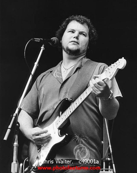 Christopher Cross - adult contemporary singer-songwriter who gained instant stardom with three early hits: "Sailing," "Ride Like the Wind," and "Arthur's Theme (Best That You Can Do)," that earned him five Grammy Awards in 1981. Somehow, his star set after that, although he continues to perform and periodically records. Soul Music, Eric Clapton, Christopher Cross, 70s Music, 80s Music, Pop Bands, Teenage Years, Pop Rocks, American Singers