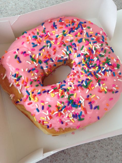 Doughnut Aesthetic, Big Donut, Pink Doughnut, Donut With Sprinkles, Pastel Cupcakes, Pink Donut, Sprinkle Donut, Soul Food Dinner, Junk Food Snacks