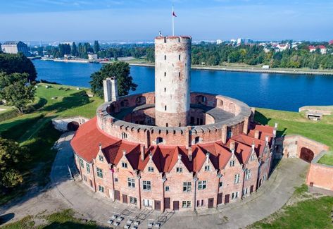 The parts of the fortress that date back to the Middle Ages now show Gothic features and in the center of the fortress there has been a round tower, which served as a lighthouse at the time. In addition, the tower is surrounded by a square "fort carré" containing four bastions. The fortifications, which are located on the outside, are surrounded by the eastern rampart and five other bastions and two wall shields. Unfortunately, only one of them has survived. Houses In Poland, Star Fort, Funny House, Round Tower, Castle Mansion, European Castles, Castles In Scotland, Tower House, Unique Buildings