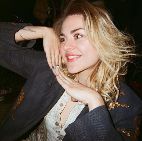 Frances Bean Cobain.♥️ Kurt Cobain Frances Bean, Frances Bean Cobain Style, Frances Bean Cobain Aesthetic, Kurt Cobain And Frances Bean, Francis Bean Cobain, Kurt Cobain Icons, Frank And Beans, Nirvana Poster, Kurt And Courtney