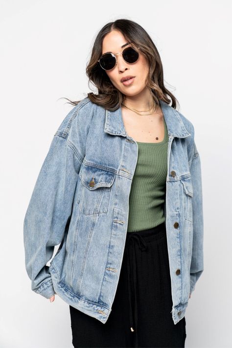 Light Jean Jacket Outfit, Oversized Denim Jacket Outfit Women, Oversized Jean Jacket Outfits, Light Denim Jacket Outfit, Outfits With Jean Jacket, Jean Jacket Outfits Summer, Oversized Jean Jacket Outfit, Jean Jacket Outfits Fall, Denim Jacket Outfit Women