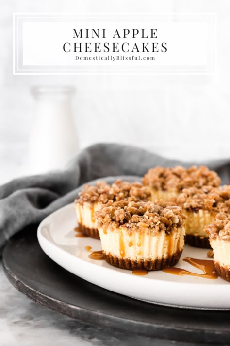 Caramel Apple Cheesecake Bites, Mini Apple Cheesecake Recipes, Thanksgiving Cheesecake Desserts, Non Traditional Thanksgiving Dessert, Mini Fall Desserts, Mini Apple Pie Cheesecake, Mini Apple Cheesecake, Apple Cinnamon Cheesecake, Cinnamon Apple Cheesecake