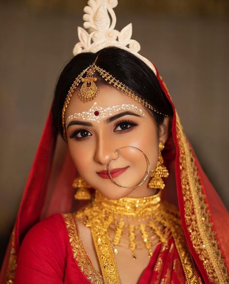 Bengali Bride Chandan Design, Chandan Design Bengali Bride, Bengali Wedding Makeup, Bengali Bridal Makeup Wedding, Simple Indian Bridal Makeup, Bengali Bride Kalka Design, Bengali Bride Kolka Design, Bengali Bride Hairstyle, Bengali Kolka Design