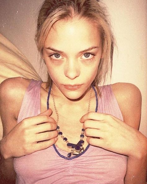 James King, 1995 Jamie King, Nan Goldin, Indie Magazine, Jaime King, David Sims, Models Off Duty Style, Lilac Flowers, Models Off Duty, Inspirational Images