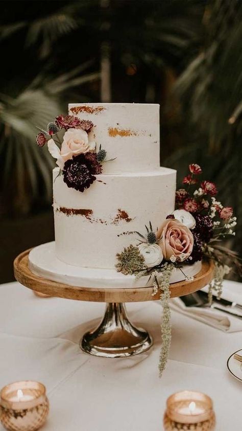 25 Delicious Rustic Wedding Cakes Perfect For Fall Weddings Crumb Coat Cake Wedding, Crumb Coat Cake Design, Crumb Coat Wedding Cake, Boho Cake Design, Wedding Cake Minimal, Special Cake Design, Boho Style Cake, Minimal Wedding Cake, Wedding Cakes Rustic