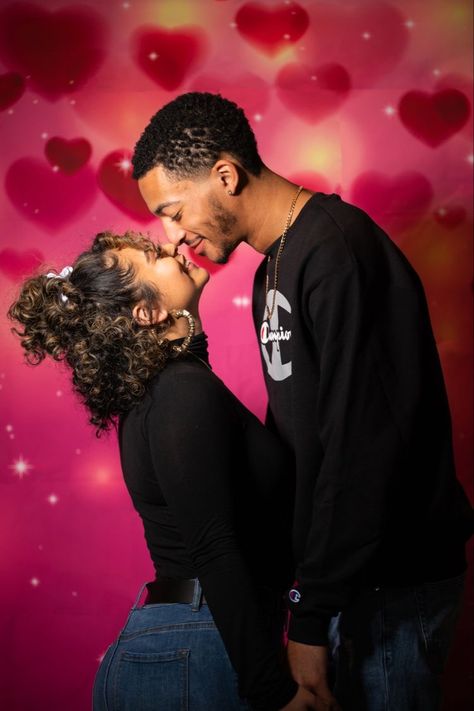 Old School Pictures 90s Couples, Valentines Couple Photoshoot Black, 90s Black Couples Photoshoot, 90s Theme Couple Photoshoot, 90 Couple Photoshoot, Valentine’s Day Photoshoot Black Couples, 90s Couples Photoshoot Funny, 2000 Photoshoot Ideas Couple, Couple 90s Photoshoot