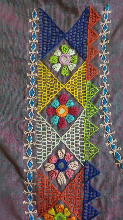 Embroidering Denim, Lambani Embroidery Designs, Lambani Embroidery, Peacock Embroidery Designs, Handmade Paper Art, Simple Hand Embroidery, Kutch Embroidery, Kutch Work Designs, Hand Work Design