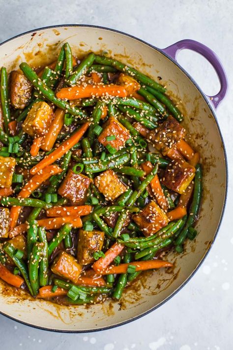 Tempeh Stir Fry, Resep Vegan, Vegan Stir Fry, Seitan Recipes, Tempeh Recipes, Sesame Ginger, Vegan Dinner, Tofu Recipes, Tempeh