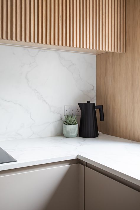 A Japandi inspired kitchen design in a soft neutral palette with slatted oak cabinet doors. Japandi Dining Table, Japandi Kitchen Ideas, Japandi Style Kitchen, Kitchen Japandi, Japandi Kitchen Design, Dream House Ideas Kitchens, Japandi Aesthetic, Japandi Dining, Slate Kitchen