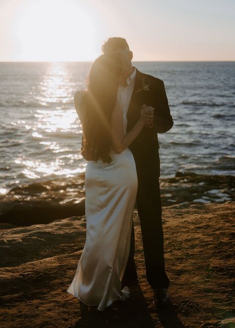 Small Wedding Photoshoot, Elopement Photos Beach, Small Wedding On The Beach, Outdoor Wedding Couple Photos, Wedding On The Beach Ideas, Beach Elopement Photography, Elopement Ideas Beach, Beach Elopement Aesthetic, Ocean Wedding Photos