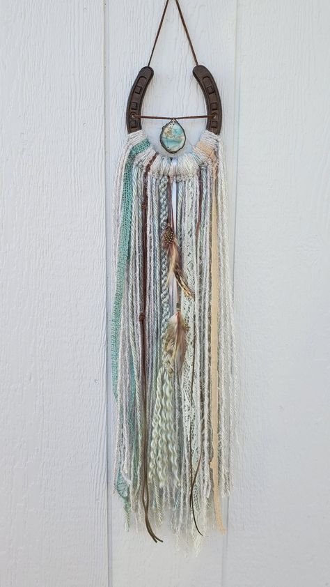 Boho Country Chic Decor, Shutter Diy Decor, Horse Shoe Art Horseshoe Crafts, Diy Horse Wall Art, Projects With Horseshoes, Macrame Horse Shoes, Western Wall Hangings, Western Themed Crafts For Adults, Macrame On Horseshoe