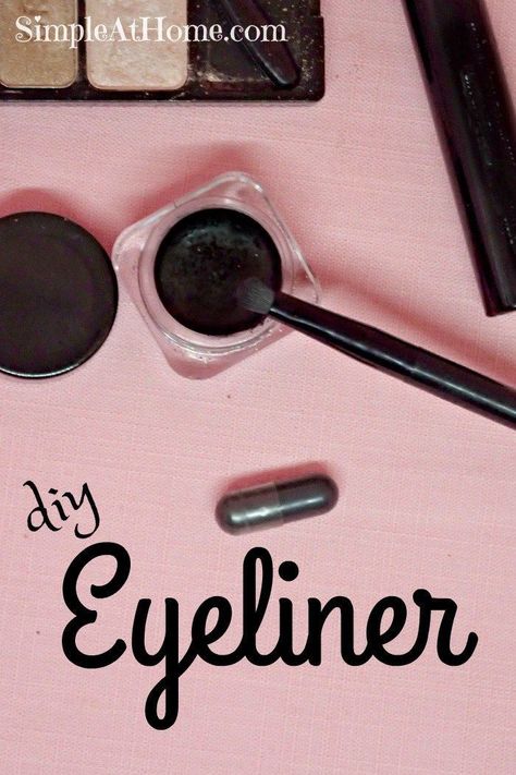 Make your own natural eyeliner with this easy DIY recipe Natural Makeup Diy, Homemade Eyeliner, Eyeliner Simple, Diy Eyeliner, Coloured Eyeliner, Easy Natural Makeup, Diy Natural Makeup, Diy Makeup Recipe, Make Up Diy