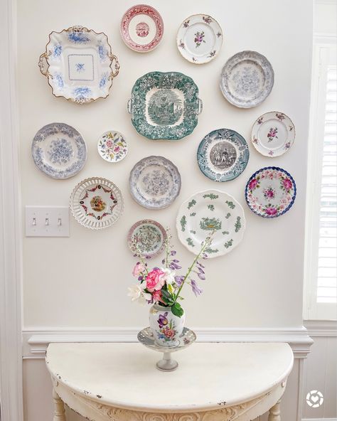 Displaying China On Wall, Vintage Wall Plates, Wall Plate Decor Ideas, Plate Wall In Kitchen, Vintage Plate Wall Decor, Vintage Plates On Wall Kitchens, Plates Above Bed, Kitchen Wall Plates Decor, Decorative Plate Wall