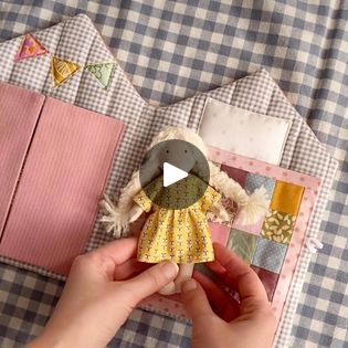 Fabric Dollhouse Pattern Free, Felt Toys Patterns, House Template, Homemade Dolls, Creative Sewing, Happy Things, Sewing Dolls, Felt Dolls, I Can't Wait