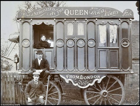 Three circus performers pose for a photograph in front of a plush cart. The incredible col... Circus Architecture, Romani Vardo, Circus Core, Travelling Circus, Circus Photography, Circus Wagon, Haunted Carnival, Human Zoo, Old Circus