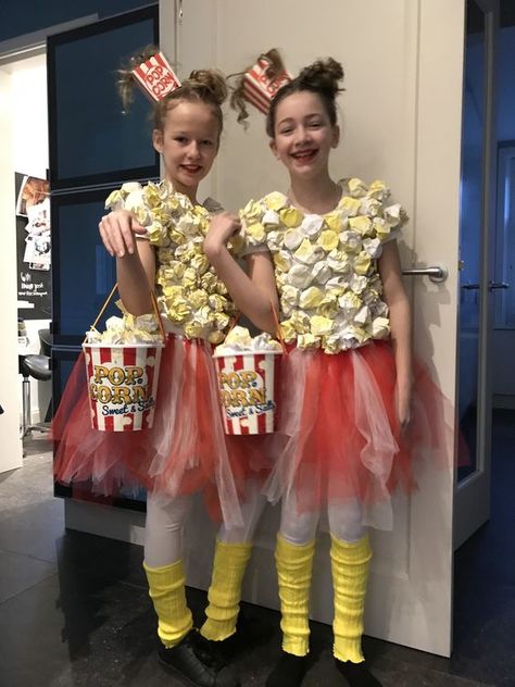 30 DIY Funny Group Halloween Costumes For Teens (group Of Three, Four, Five Or More) - RecipeMagik All Black Halloween Costume, Funny Group Halloween Costumes, Popcorn Costume, Black Dress Halloween Costume, Deco Cinema, Black Halloween Costumes, Costume Carnaval, Best Friend Halloween Costumes, Diy Halloween Costumes Easy