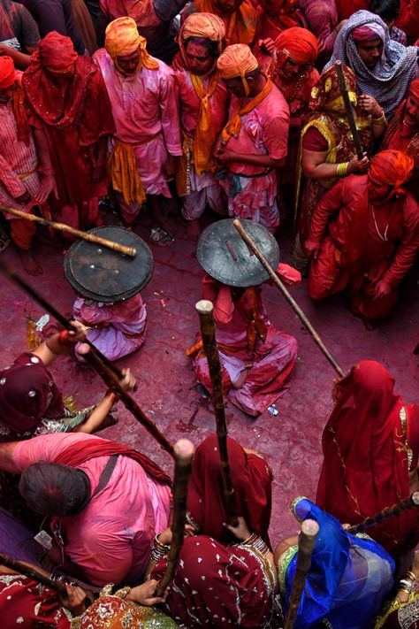 The Holi celebrations of Mathura and Vrindavan are extremely well known. Mathura is said to be the birthplace of the Hindu deity, Lord Krishna and in addition to the Holi bonfire and the celebration with colours, the villages of Barsana and Nandagaon near Mathura have Lathmar Holi. This is an interesting part of the Holi Festival where men from the village of Nandgaon visit Barsana to be beaten by the women. Vrindavan also has Phoolon Wali Holi, which is celebrated with flowers. Holi Vrindavan, Vrindavan Holi Aesthetic, Happy Holi Aesthetic Vrindavan, Barsana Holi, Lathmar Holi Radha Krishna, Holi Art, Holi Ideas, Lathmar Holi, Mathura Holi