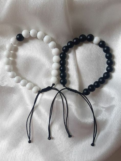 Handmade Bracelets For Boyfriend, Beaded Bracelets To Make For Your Boyfriend, Bracelets For Your Boyfriend, Diy Bracelets Couple, Couple Holding Hands Photography, Holding Hands Photography, Cute Long Distance Relationship, Diy Bracelets For Boyfriend, Jewelry For Boyfriend