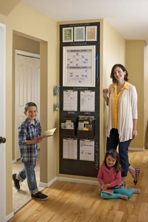 50 Genius Command Center Ideas to Get Your Household Organized #organizing #home #decorating #commandcenter #diy Family Organization Board, Diy Command Center, Uppfostra Barn, Command Center Kitchen, Home Command Center, Command Centers, Family Command Center, Organization Station, Organization Board