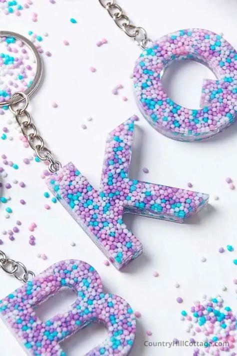 Epoxy Letter Keychains, Resin Letter Keychain Ideas, Keychain Design Ideas, Epoxy Concrete Floor, Keychain Molds, Resin Tools, Diy Resin Gifts, Resin Letter Keychain, Diy Resin Earrings