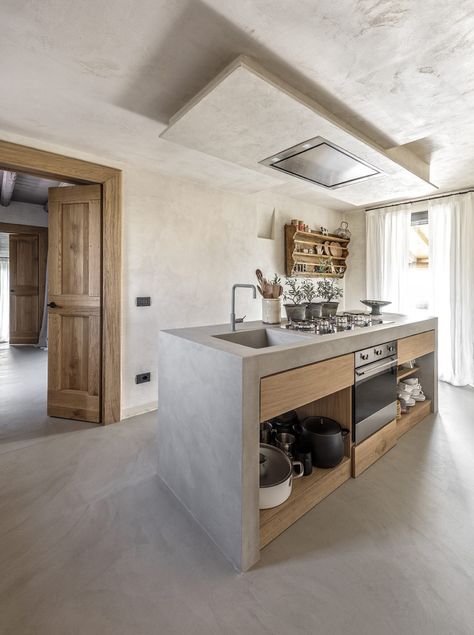 A rustic-chic country house in Italy Concrete Countertops White, English Cottage Decor, French Apartment, Concrete Kitchen, Industrial Kitchen, Stunning Interiors, Concrete Countertops, Eclectic Home, Rustic Chic