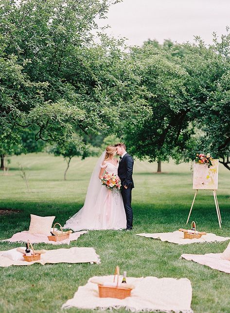 Picnic Wedding Reception, Wedding Picnic Reception, Summer Wedding Ceremony, Fall Picnic, Tiny Wedding, Picnic Style, Picnic Wedding, Spring Wedding Inspiration, Sophisticated Bride