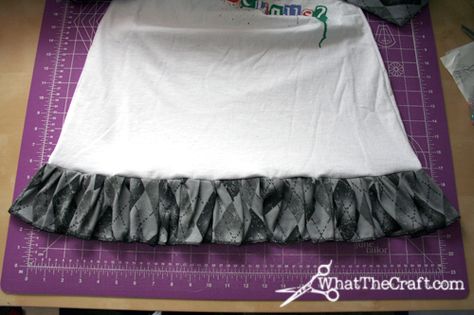 Tutorial on adding a ruffle to a plain skirt or dress.  (or maybe a T-shirt)  This came from www.whatthecraft.com where there are TONS of tutorials and the corresponding retail site (www.smarmyclothes.com) has lots of punk ruffles.  (See a few on my Clothing board) Sew Skirt, Sewing Ruffles, Diy Ruffle, Free Sewing Tutorials, Skirt Diy, Sewing Tutorials Free, Seam Allowance, Fashion Tutorial, Sewing Leather