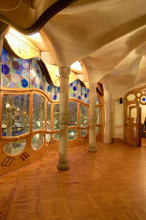 Casa Batllo Interior Barcelona Catalonia Gaudi Interior, Art Nouveau Arquitectura, Antoni Gaudí I Cornet, Gaudi Architecture, Barcelona Architecture, Gaudi Barcelona, Antonio Gaudí, Archi Design, Casa Country