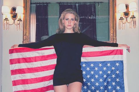 Lana Del Rey = I Believe in the country America used to be Americana Aesthetic, Lana Del Rey Vinyl, Lana Rey, San Tropez, Elizabeth Grant, Joseph Gordon Levitt, Mazzy Star, Heart Shaped Sunglasses, Miss America