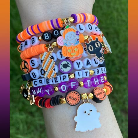 🎃HALLOWEEN BRACELETS🎃 These are a fun way to customize your bracelet stacks and give a great gift! 👻These bracelets are sold individually and the sizes are indicated for each style. 🦇Standard adult medium size is around 7 inches but some are made slightly smaller for children.  Please see our sizing reference photo for more information. 👻Sizes shown are approximate, for best results measure your wrist with a piece of string. Message us with any questions! If you need a large quantity of bracelets, please message me before you order so that I can make sure I have the beads in stock. I also offer discounts for bulk orders and I would be happy to create a custom listing for you to purchase from HELPFUL INFO: ✨Our bracelets are made with a strong stretchy quality elastic. ✨Use care when p Halloween Beaded Bracelet, Halloween Bracelet Ideas, Halloween Dates, Swiftie Bracelets, Fall Bracelets, Diy Halloween Gifts, Word Bracelets, Halloween Date, Diy Kandi Bracelets