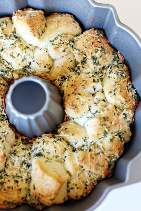 Garlic Pull Apart Bread Bundt, Rolo Pull Apart Monkey Bread, Bundt Pan Pasta Recipes, Bundt Pan Appetizer Recipes, Garlic Bread Appetizer, Garlic Monkey Bread Recipe, Cheesy Monkey Bread, Amish Breads, Bundt Bread