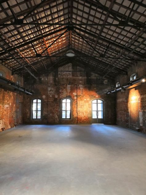 Art Gallery Industrial, Industrial Stage Design, Industrial Art Gallery, Industrial Warehouse Design, Karan Grover, Industry Building, Industrial Hall, Warehouse Interior, Factory House