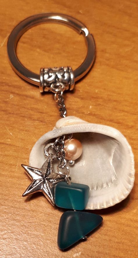 Sea Keychain, Seashell Art Diy, Anting Manik, Ankle Bracelets Diy, Art Coquillage, Shells Diy, Car Charms Mirror, Shell Crafts Diy, Diy Jar Crafts