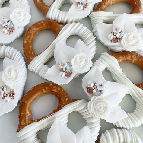 Anniversary Treats Desserts, Cute Bridal Shower Food Ideas, Wedding Shower Pretzel Rods, Chocolate Covered Pretzel Twists, Chocolate Dipped Pretzels Wedding, Bridal Shower Pretzels, Bridal Shower Pretzel Rods, Fall Bridal Shower Treats, Bridal Shower Chocolate Covered Pretzels