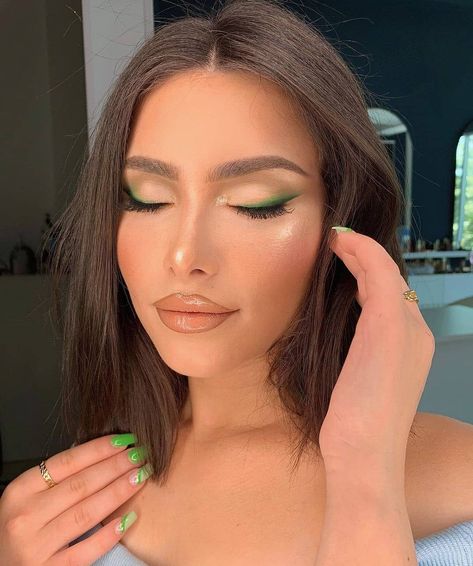 Mint Green Makeup Looks, Mint Green Makeup, Green Makeup Looks, Makeup Looks Prom, Prom Makeup Look, Scandinavian Wedding, Prom Makeup Looks, Mint Green Dress, Natural Lip Colors