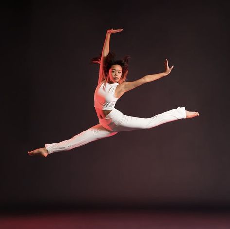 Dance Poses For Pictures Jumps, Dance Photography Jumps, Dance Photography Poses Simple Jazz, Dancer Action Shots, Jump Dance Poses, Dance Action Shots Jumps, Professional Dance Photos, Dance Jumps Photography, Dance Photoshoot Poses Jumps