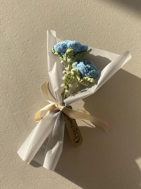 Small Cute Bouquets, Handmade Small Gifts, Crochet Small Flower Bouquet, Crocheted Bouquet, Crochet Flower Gift, Crochet Small Business Ideas, Small Business Crochet, Mini Crochet Bouquet, Small Crochet Bouquet