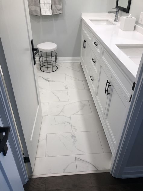 Bathroom Tile Floor Marble, Light Floor Bathroom Ideas, Small Bathroom Remodel Flooring, Simple Bathroom Floor Tile Ideas, Apartment With Tile Floor, White Flooring Bathroom, Bathroom Ideas Marble Tile, Laminate Floor Bathroom, Lvp In Bathroom Floor