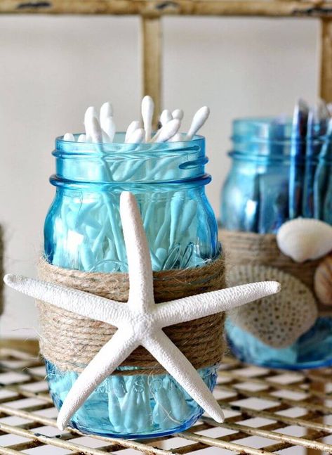 Strand Decor, Nautical Bathroom Design Ideas, Ocean Bathroom, Mermaid Bathroom Decor, Beachy Bathroom, Mason Jar Storage, Deco Marine, Mermaid Bathroom, Mason Jar Bathroom