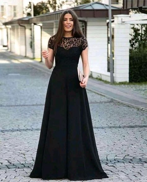 Bridal Maid Dress, Simple Frock Design, Gown Party Wear, Long Gown Design, Simple Frocks, Velvet Dress Designs, Simple Gowns, Soiree Dress, Long Gown Dress