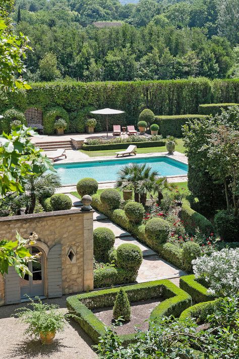 Jardin provençal du Château Mireille European Farmhouse, French Country Design, French Garden, French Chateau, Country Design, French Farmhouse, French Country House, Camping Ideas, Country Farmhouse Decor